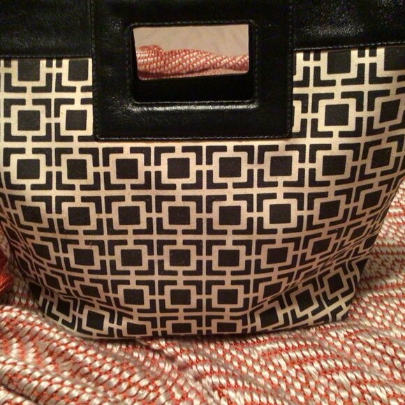 Banana Republic Black & White Hand Bag Patent Leather Handle Handbag Geo Print - Picture 1 of 9